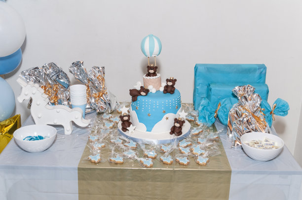 桌子上有蛋糕、糖果和饼干;为孩子们的聚会装饰。图片下载