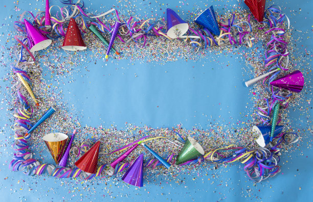 五彩纸屑、带彩带和喇叭的帽子派对图片下载