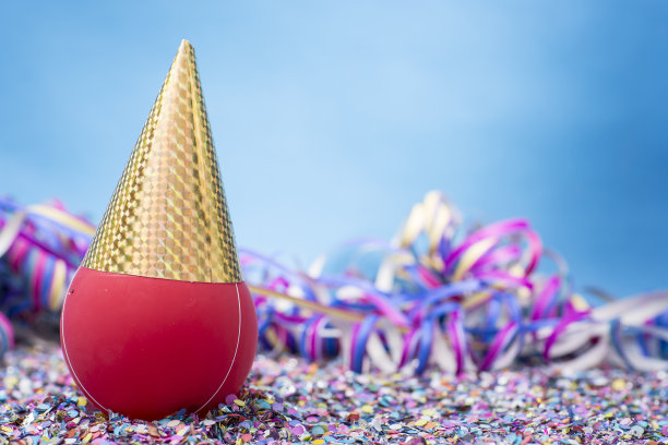 五彩纸屑、带彩带和喇叭的帽子派对图片下载