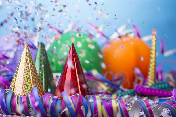 五彩纸屑、带彩带和喇叭的帽子派对图片下载