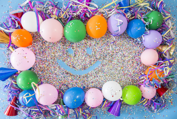 五彩纸屑、带彩带和喇叭的帽子派对图片下载