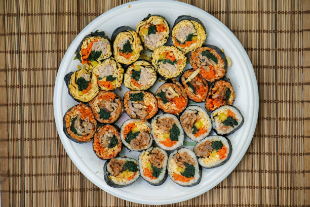 韩国饭卷叫“金巴布”。中心(前视图)。图片下载