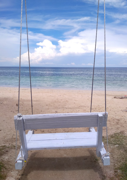 海滩上的摇椅图片下载