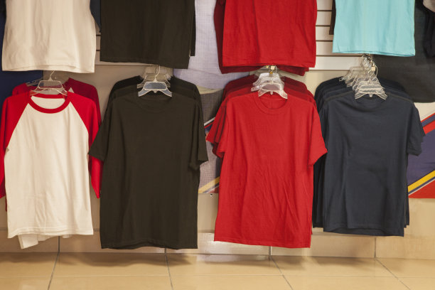 复古街区的时尚t恤店图片下载