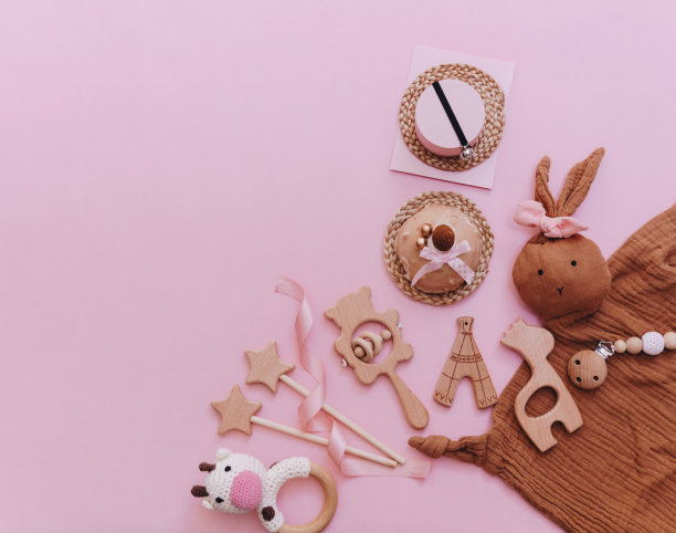 平躺婴儿送礼会，粉红色背景上的新生儿配件，女孩生日派对。名片邀请模板，复制空间图片下载