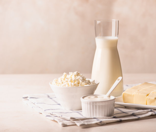 在明亮的背景下，新鲜的白软干酪碗。图片下载