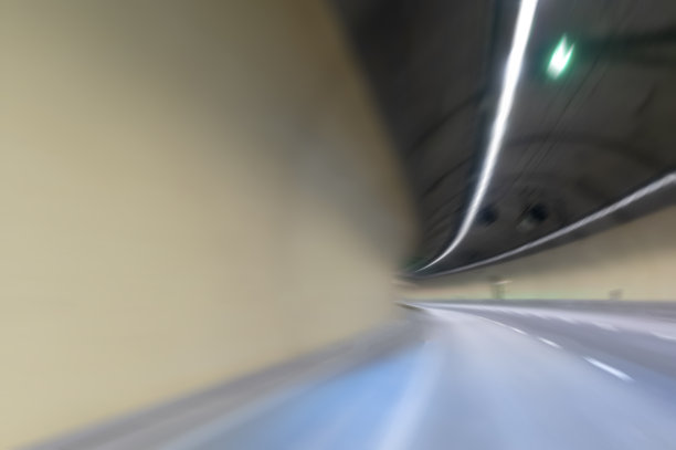 具有曲线驾驶员视角消失点的公路隧道模糊运动图片下载