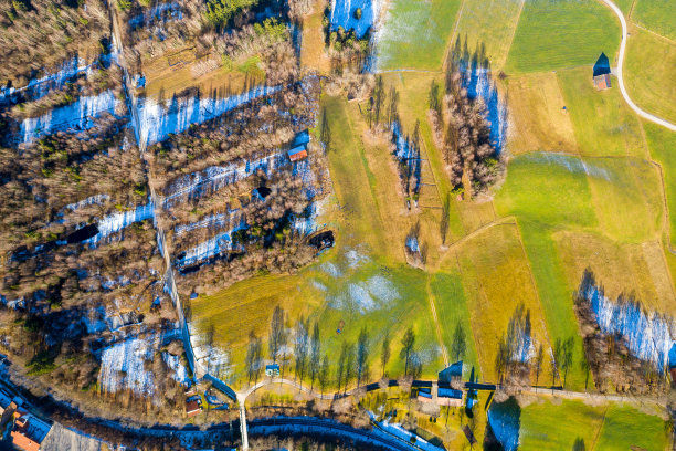 在温暖的冬日里拍摄的巴伐利亚山脉的航拍照片图片下载