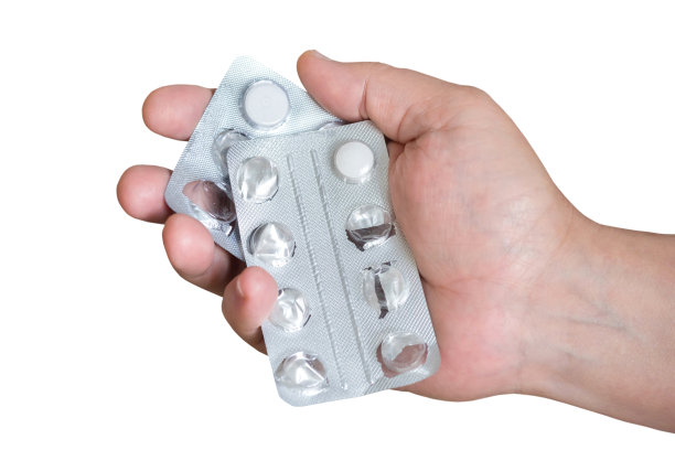 一只孤立的手拿着药丸。图片下载