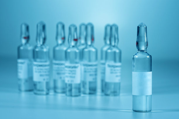 瓶子，安瓿和药物特写。有色蓝色的照片。医疗保健理念图片下载