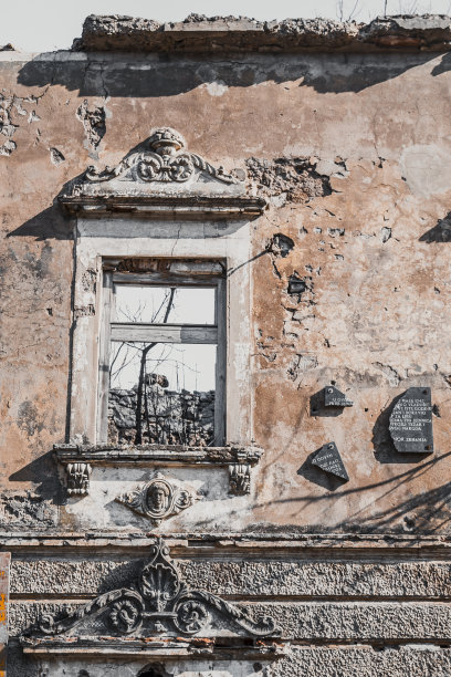 一个废弃的历史建筑的细节图片下载