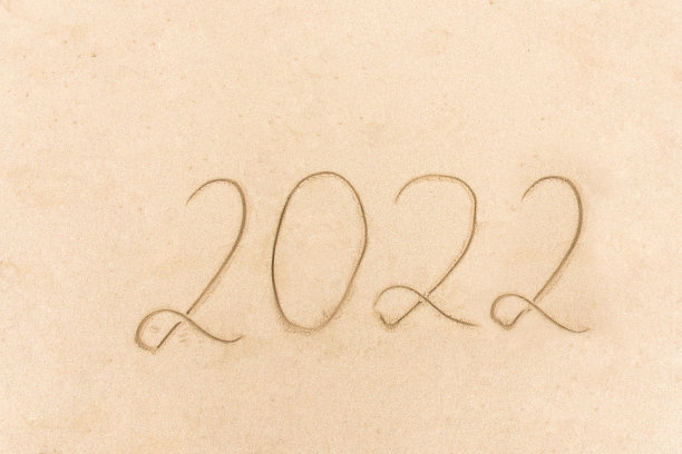 在沙滩上手写的2022年贺词。新年的概念。图片下载