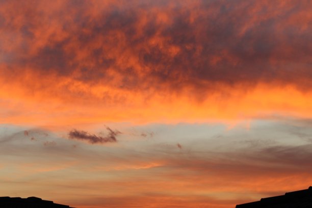 日落与橙色的云图片下载