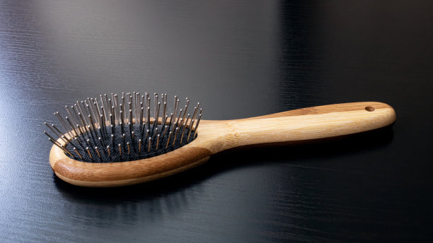 木梳子在一个黑色的背景特写图片下载