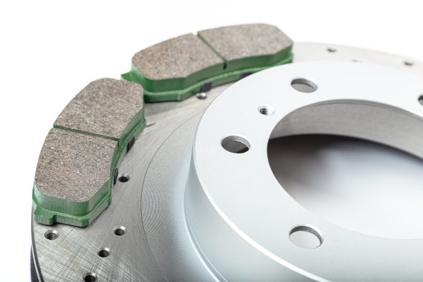 刹车盘旁边的刹车片在白色背景孤立的物体上图片下载