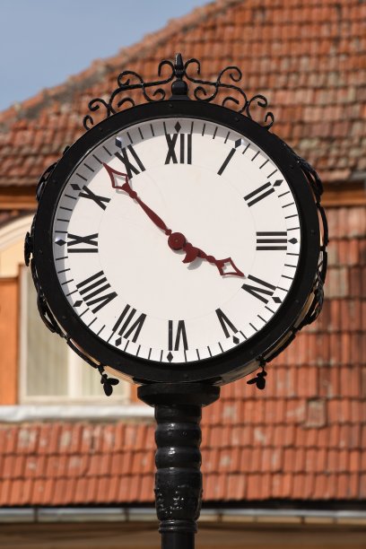 2016年，罗马尼亚Bistrita的公共时钟图片下载