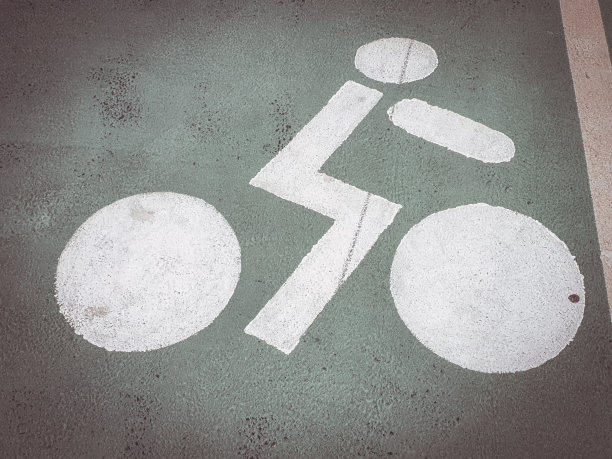 灰色沥青上的自行车标志。骑自行车的道路图片下载