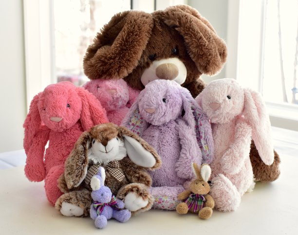 复活节篮子里有巧克力和可爱的毛绒兔子作为孩子们的复活节礼物图片下载