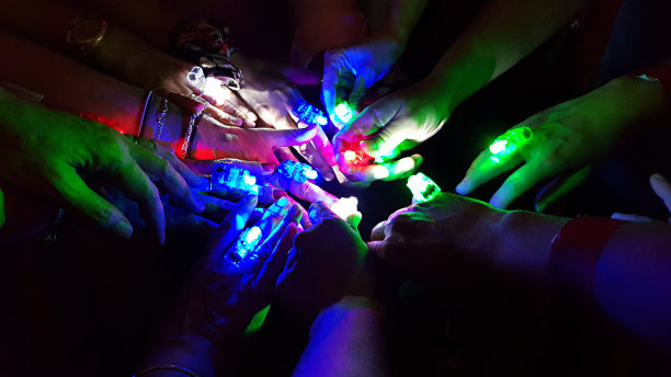 朋友们在霓虹灯下狂欢图片下载