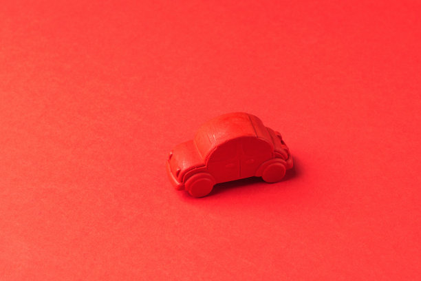 红色背景上的红色老爷车。图片下载