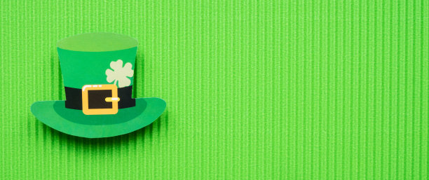 圣帕特里克节帽子上的绿色背景横幅与复制空间图片下载