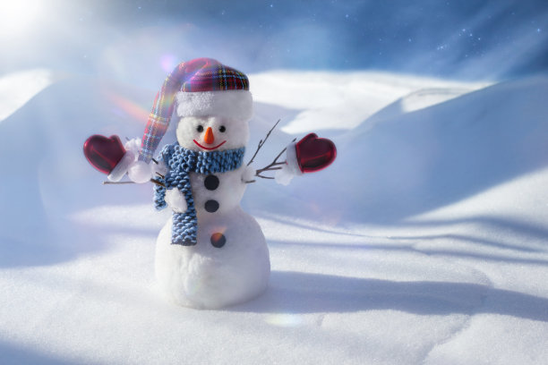 快乐的雪人穿着暖和的衣服，红色的手套，帽子和围巾在一个寒冷的冬天。冬季或圣诞节全景背景或旗帜与散焦灯和镜头耀斑。图片下载