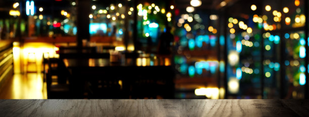蓝色的派对灯和黑色的木头桌子在酒吧或圣诞夜横幅背景图片下载