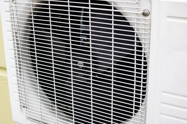 空调风扇关在栏杆后面图片下载