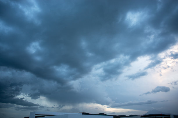 戏剧性多云的夏季天空图片下载