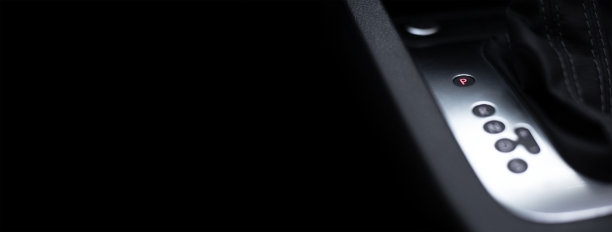 关闭自动变速箱选择器在黑色背景与拷贝空间。图片下载