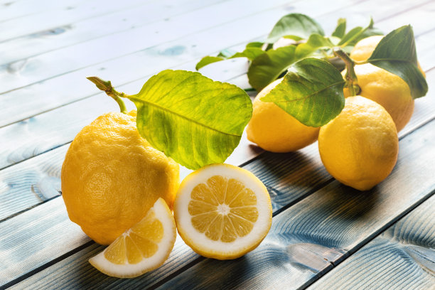 老木桌上放着熟柠檬。农业。图片下载
