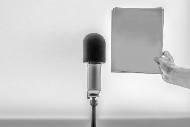 专业的麦克风，男性手里拿着一张白纸图片下载