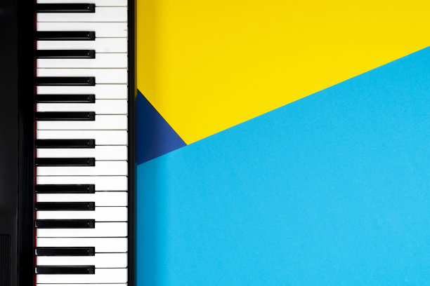 俯视图钢琴黄色和蓝色的背景。音乐学习的概念。俯视图图片下载