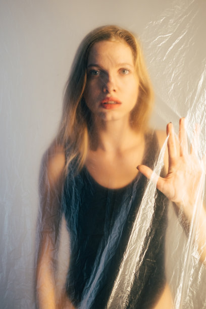 流行自我隔离散焦肖像女人图片下载