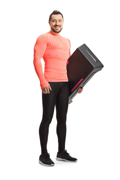 一个男子的全长肖像，举着一个踏步有氧平台图片下载