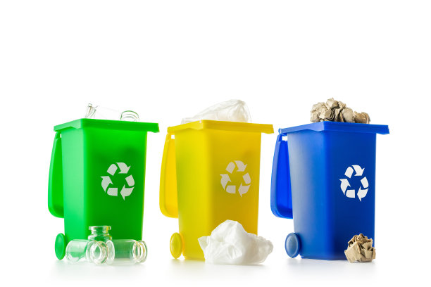 垃圾分类。垃圾箱容器，用于处理垃圾，节约环境。黄色、绿色、蓝色垃圾桶用于回收塑料、纸张和玻璃垃圾，可在白色背景上隔离。图片下载