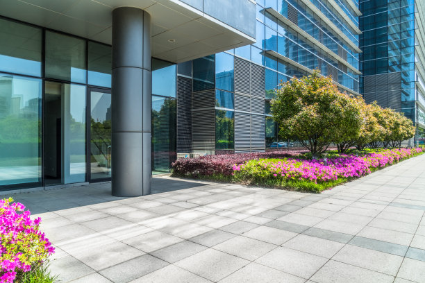 现代化的户外办公建筑，绿意盎然图片下载