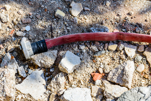 红色消防软管，地面有配件图片下载