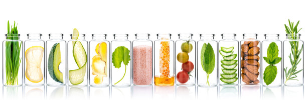 自制的皮肤护理与天然成分小麦草，鳄梨，芦荟，黄瓜，喜马拉雅盐，蜂巢，杏仁，积雪草和迷迭香玻璃瓶隔离在白色背景。图片下载