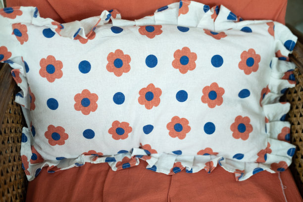 橙色沙发上的花抱枕图片下载