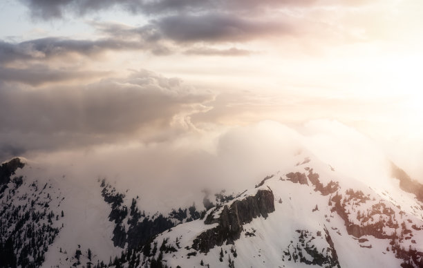 美丽的山峰鸟瞰图图片下载
