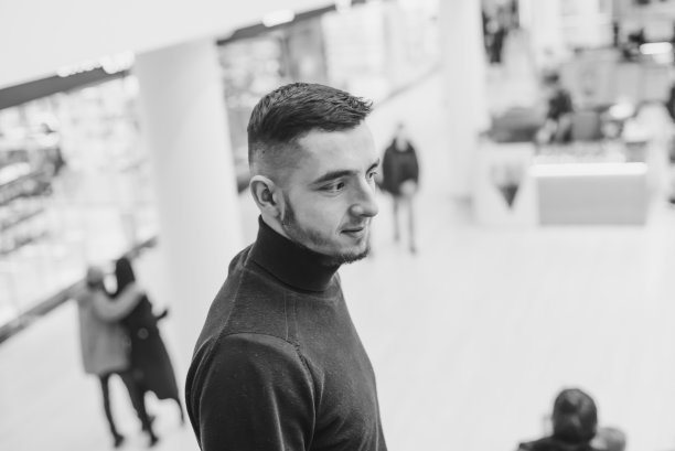 黑白肖像青年男子在购物中心的背景图片下载