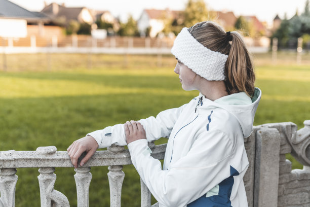 一个深思熟虑的少年图片下载