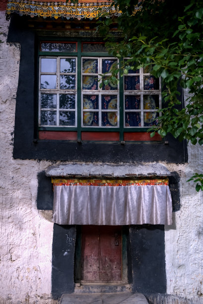 中国西藏自治区江孜县江孜堡具有地方特色的门窗图片下载