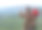山里的中年徒步旅行者。一个人在山里旅行时用一个塑料瓶喝水图片下载
