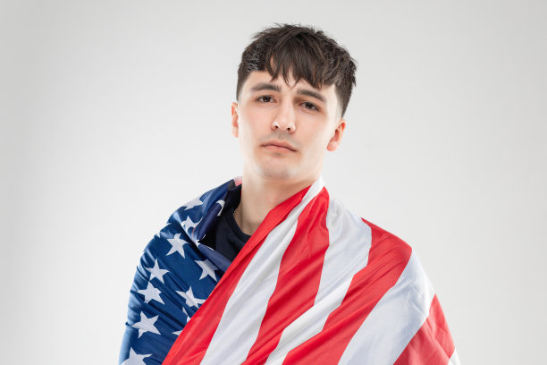 画室里一个灰色背景的白人男子的肖像。概念与复制空间。他们穿着黑衬衫，在镜头前摆姿势。美国国旗图片图片下载