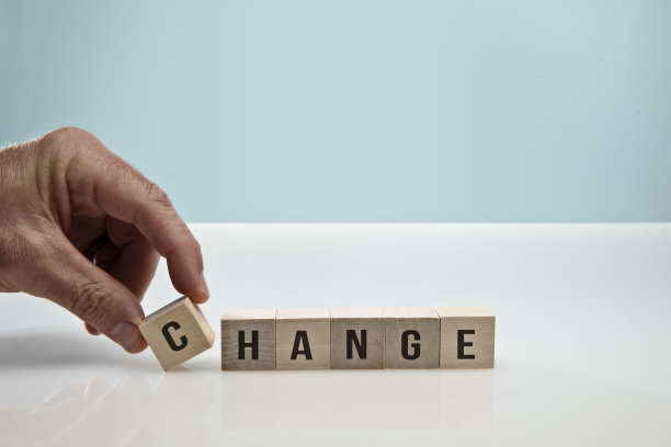 木制立方体与字改变库存照片图片下载