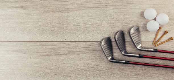 木制桌子背景上的高尔夫设备图片下载