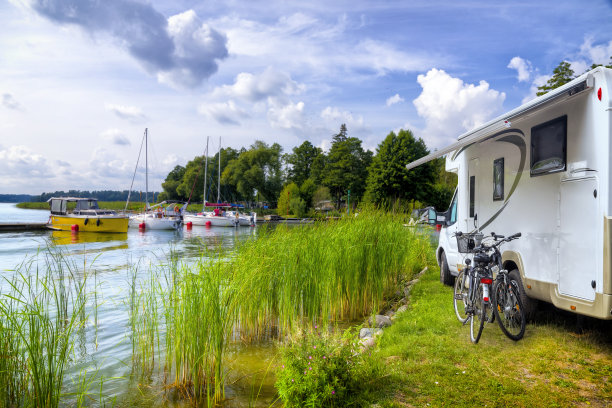波兰度假-在马苏里亚的Deldany湖边房车图片下载