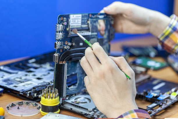 电脑硬件的概念，手机，电子，维修，升级和技术，真空清洗冷却器从灰尘图片下载